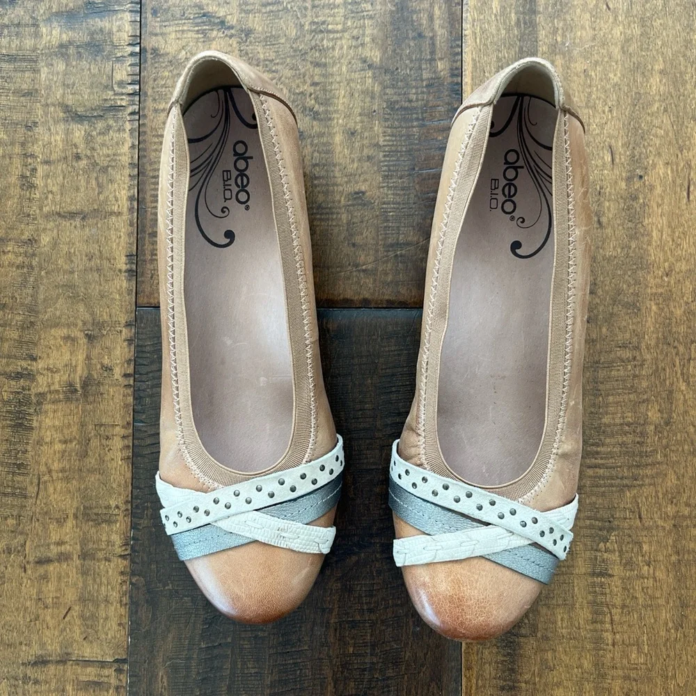 Abeo B.I.O. System Nellie brown leather pumps with round toes, low wedge heels